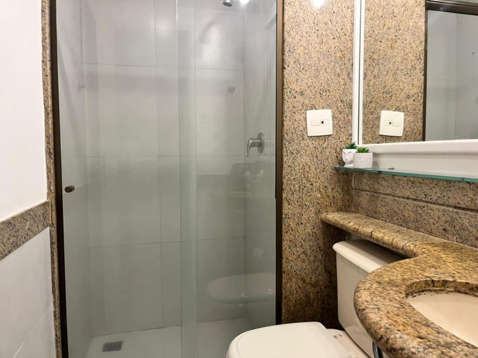 Shower, Toilet