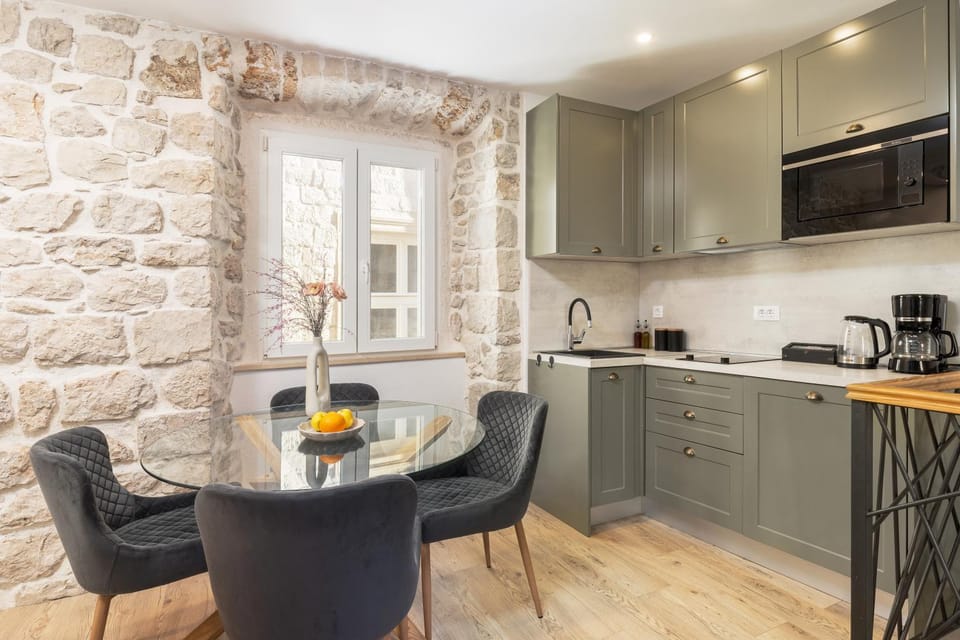 Coffee/tea facilities, Kitchen or kitchenette, Seating area, Dining area, minibar, stove