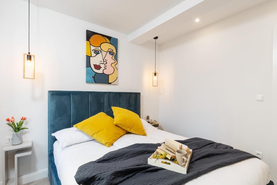 Bed, Photo of the whole room, Decorative detail, Bedroom