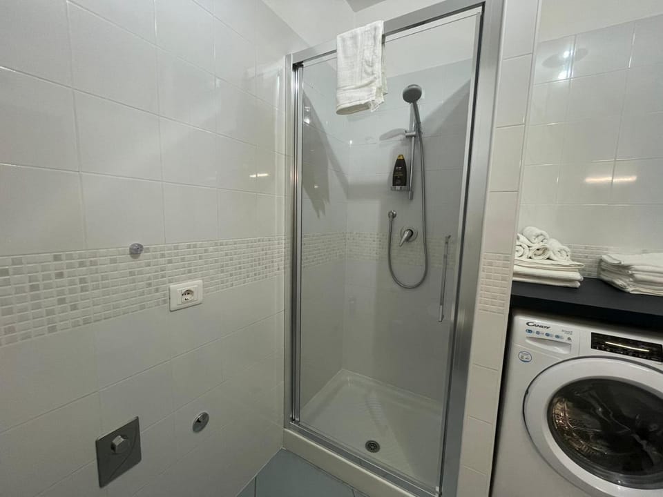 Shower, Bathroom, washing machine, dryer