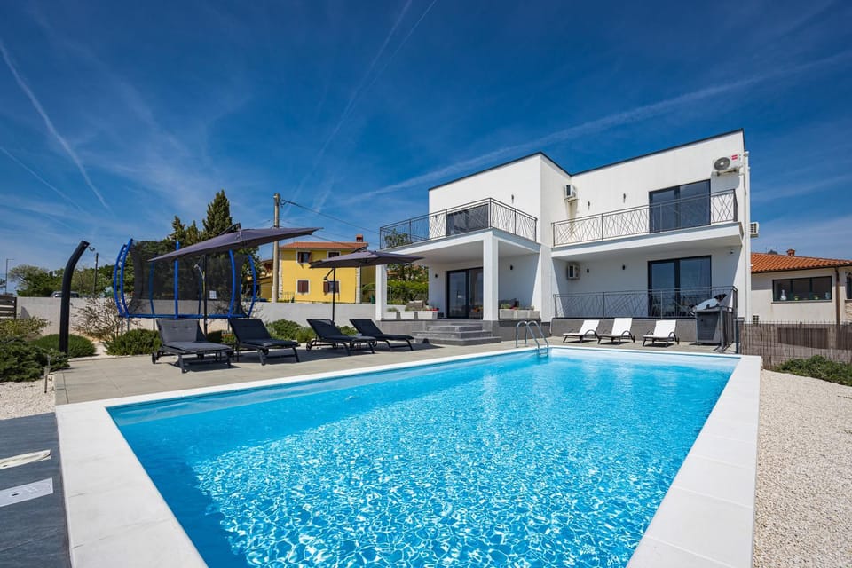 Day, Pool view, Swimming pool, sunbed