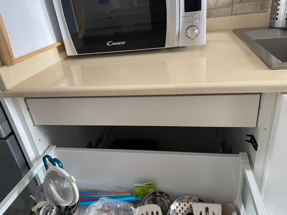 Kitchen or kitchenette, minibar