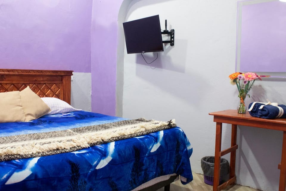 Bed, TV and multimedia, Bedroom