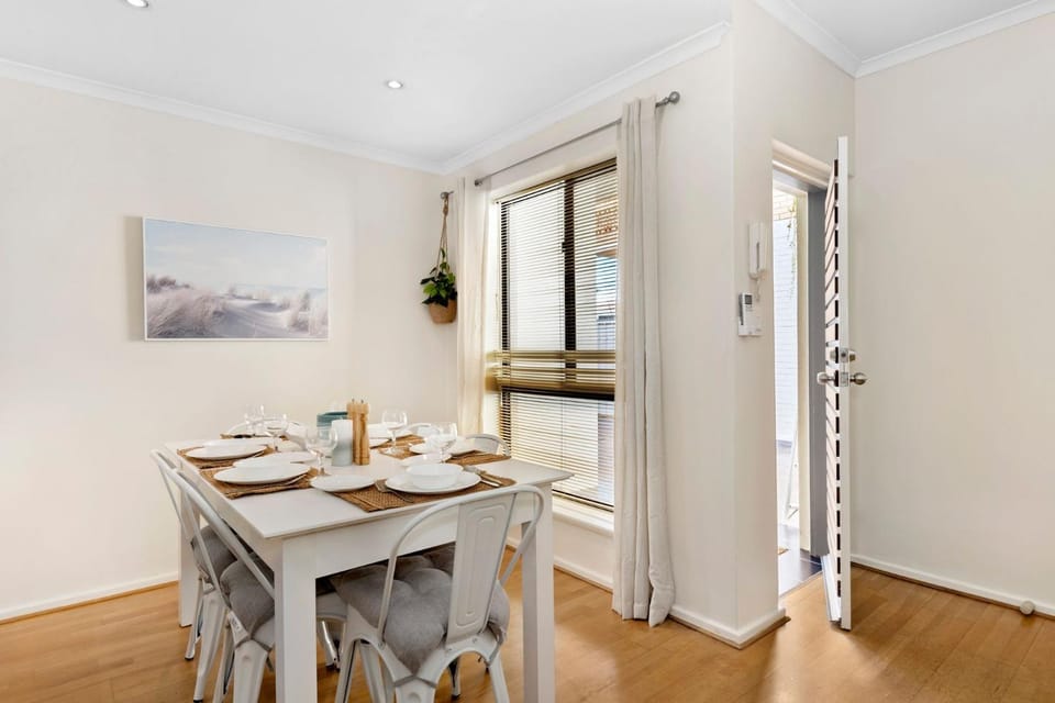 Belle Escapes - Seascape on Seaview - 3 Bedroom Apartment in Adelaide