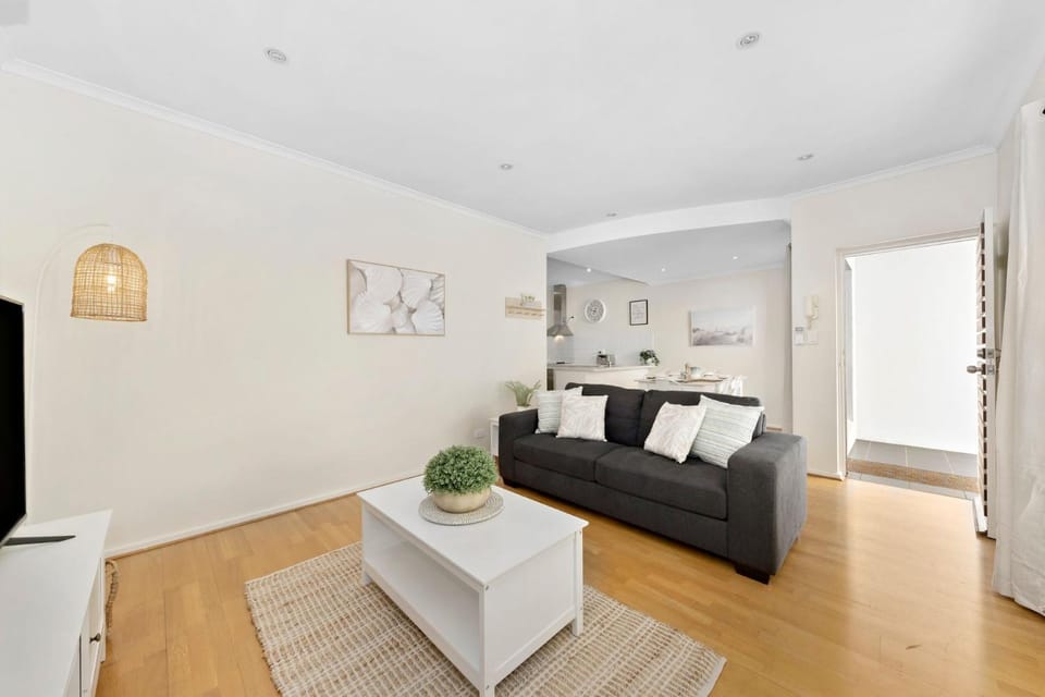 Belle Escapes - Seascape on Seaview - 3 Bedroom Apartment in Adelaide