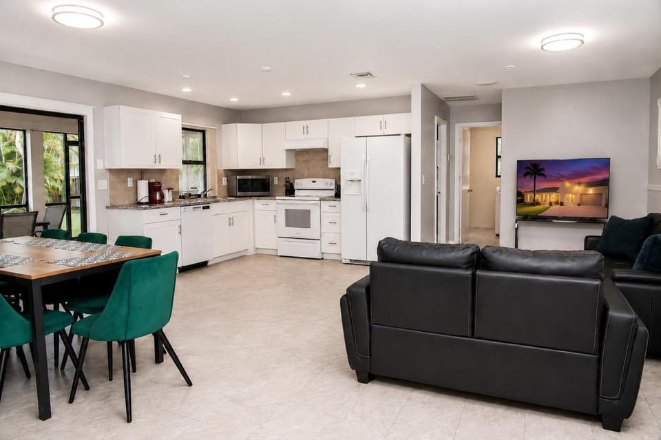 Kitchen or kitchenette, Living room, Seating area, Dining area, dishwasher, oven, pet friendly, stove, toaster