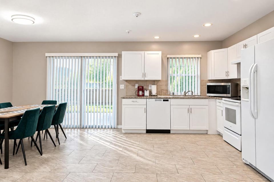 Kitchen or kitchenette, Dining area, dishwasher, oven, pet friendly, stove, toaster, kitchen
