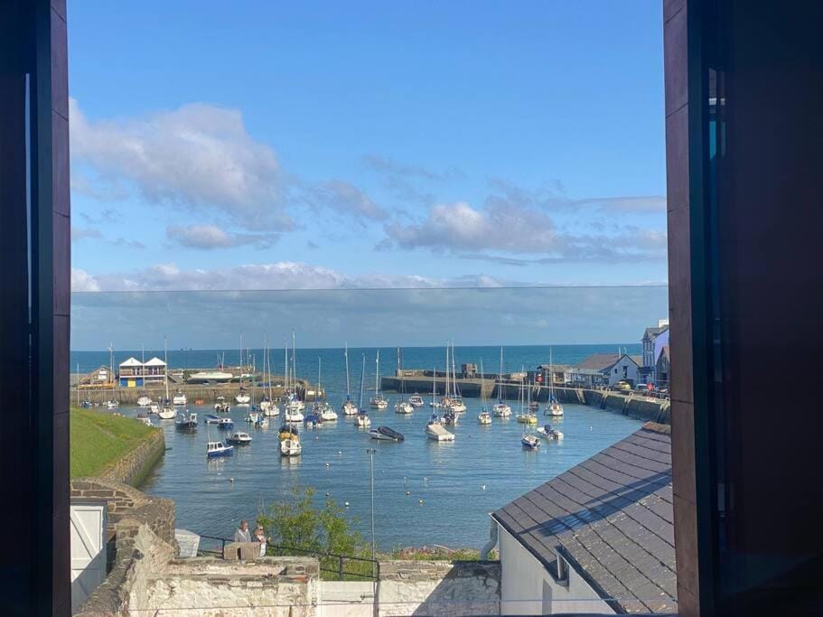 Aberaeron Island House - Panoramic Harbour Views House in Wales