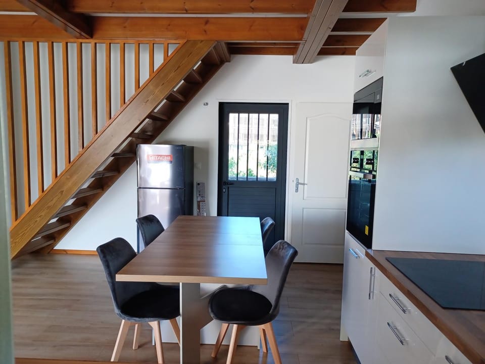Kitchen or kitchenette, Dining area
