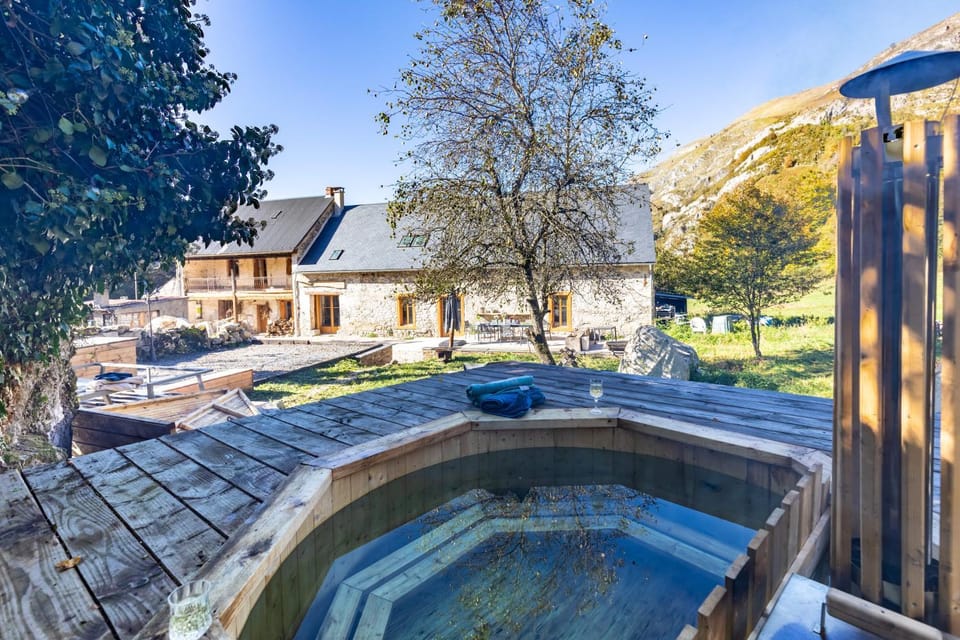 Property building, Garden view, Mountain view, Swimming pool