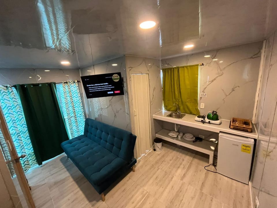 TV and multimedia, Kitchen or kitchenette, Living room, Seating area, oven, stove