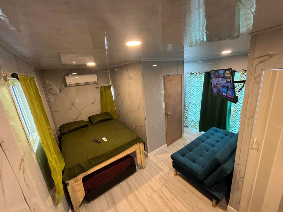 Bed, TV and multimedia, Living room, Photo of the whole room, Bedroom, air conditioner