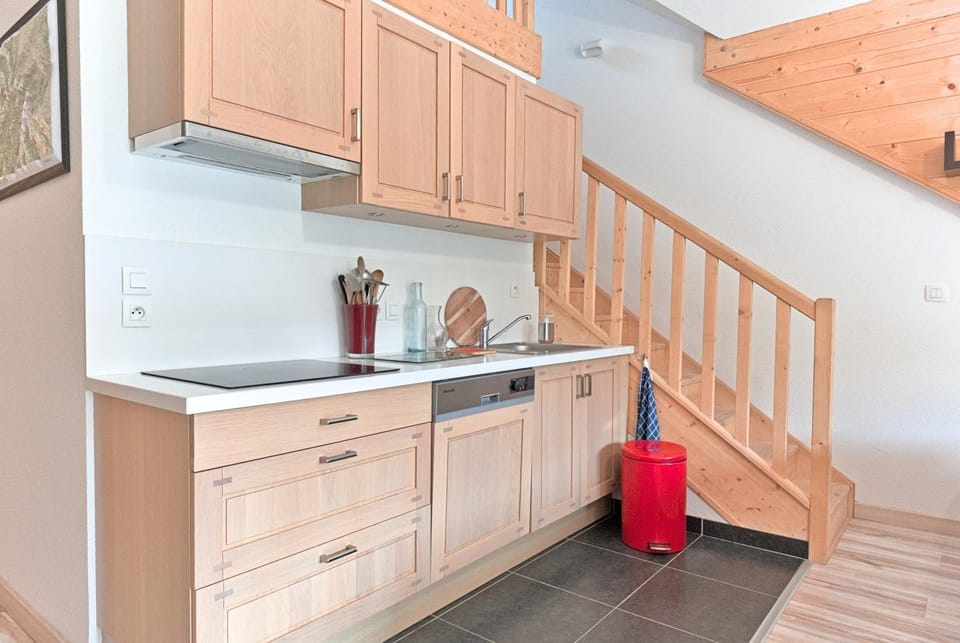 Kitchen or kitchenette, dishwasher, stove