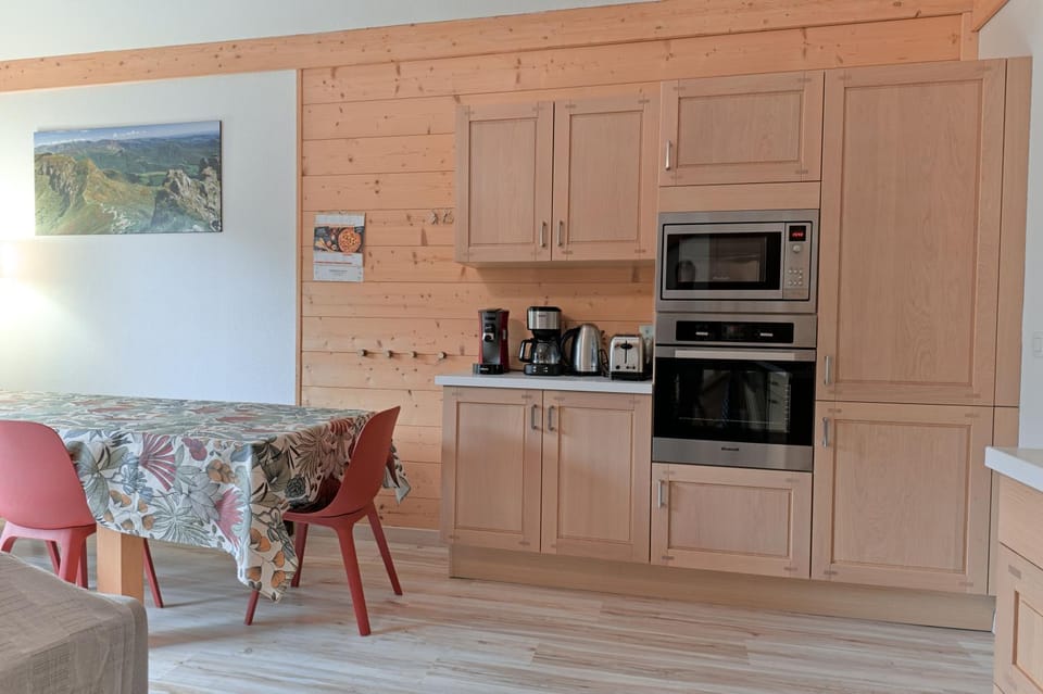 Coffee/tea facilities, Kitchen or kitchenette, oven, toaster