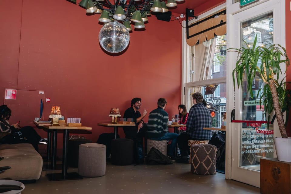 Restaurant/places to eat, People, Living room, Food and drinks, Seating area, group of guests