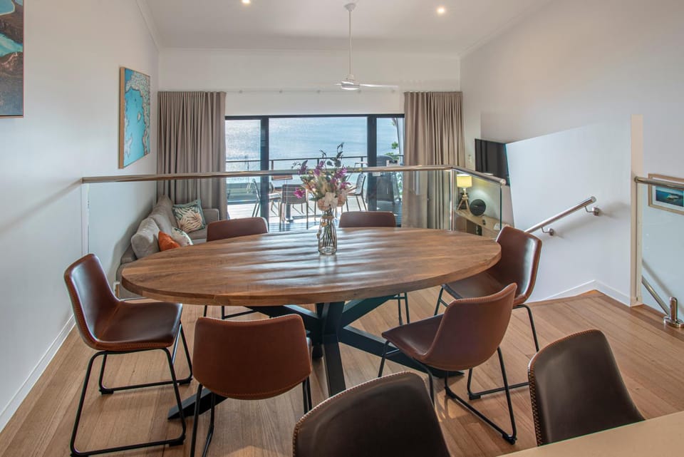 Seating area, Dining area