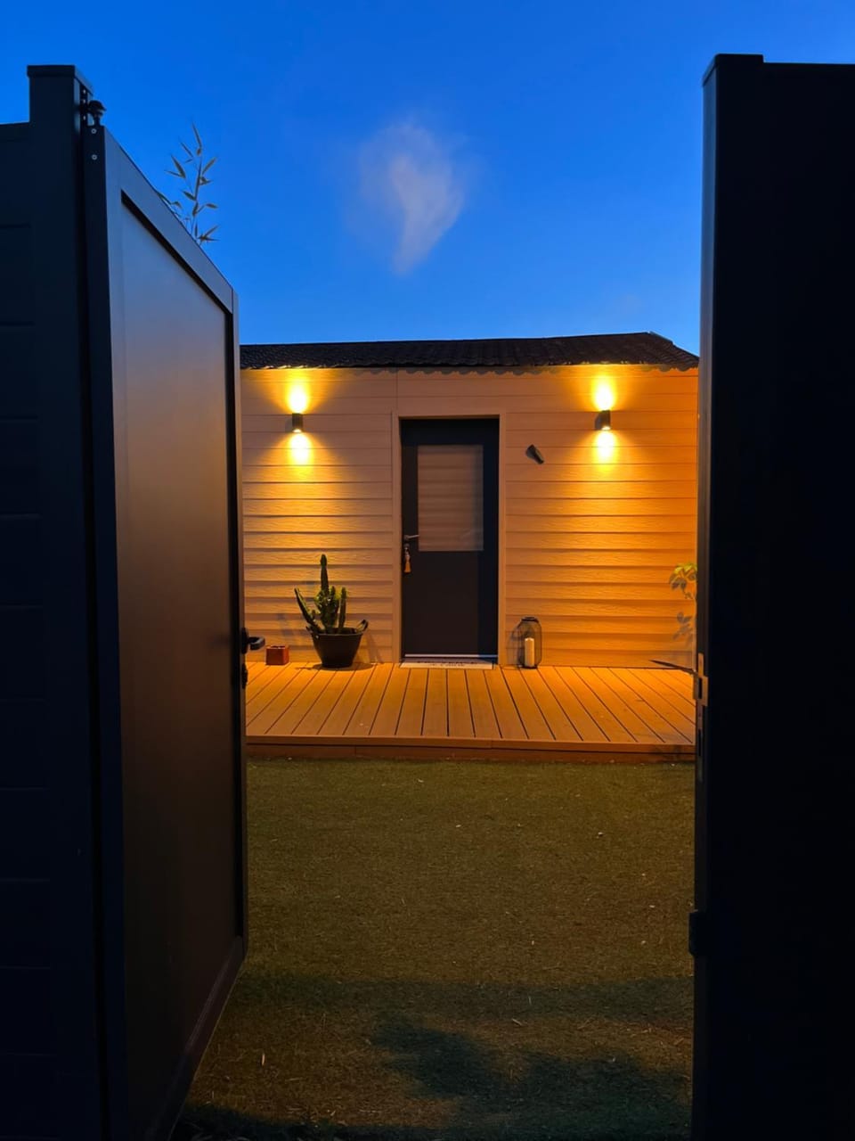 Facade/entrance, Night