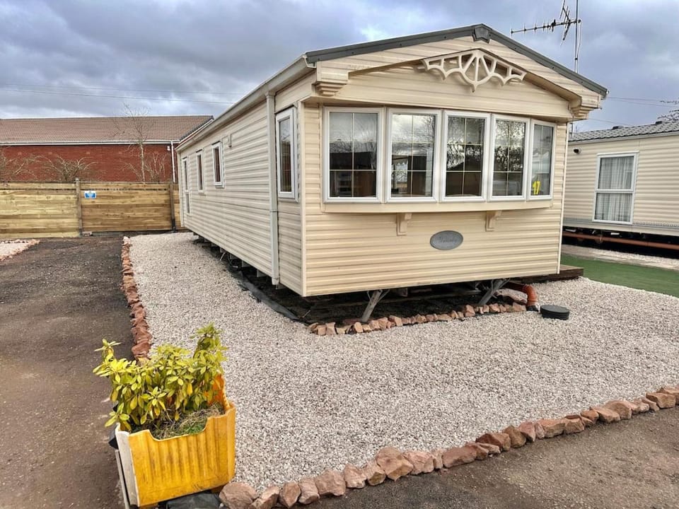 Willerby Granada 2-Bedroom Located in Uddingston, Glasgow at Maryville Caravan Site Apartment in Glasgow