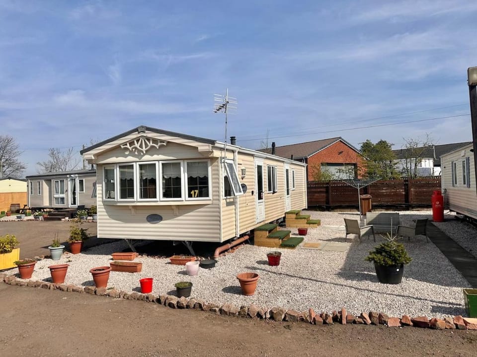 Willerby Granada 2-Bedroom Located in Uddingston, Glasgow at Maryville Caravan Site Apartment in Glasgow