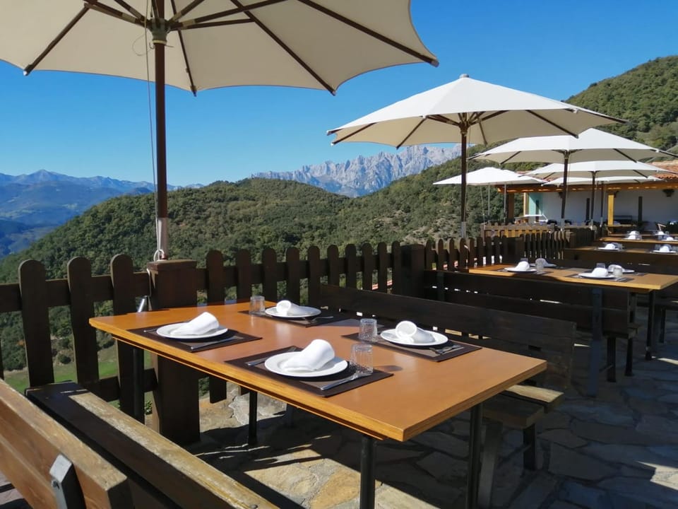 Restaurant/places to eat, Natural landscape, Mountain view