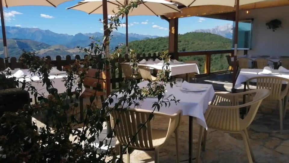 Restaurant/places to eat, View (from property/room), Mountain view