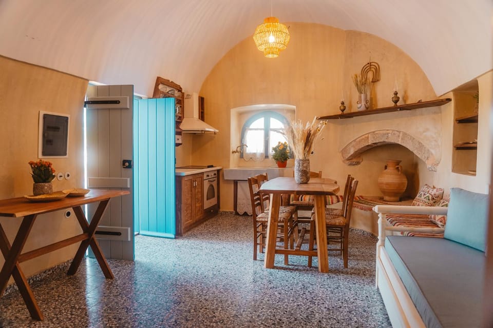 Kitchen or kitchenette, Seating area, Dining area