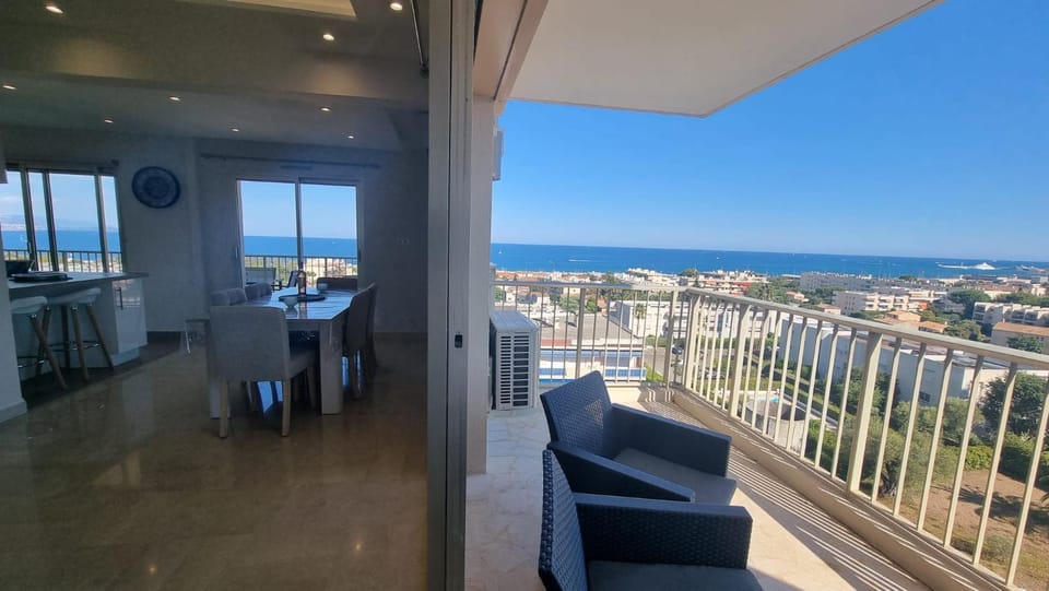 Balcony/Terrace, Dining area, City view, Sea view