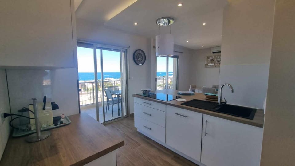Kitchen or kitchenette, Sea view