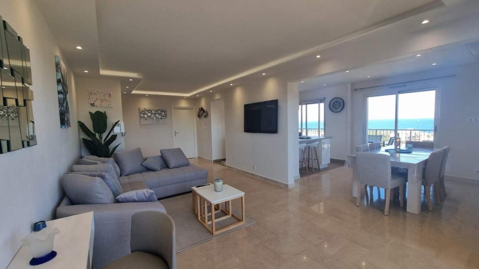 Seating area, Dining area, City view
