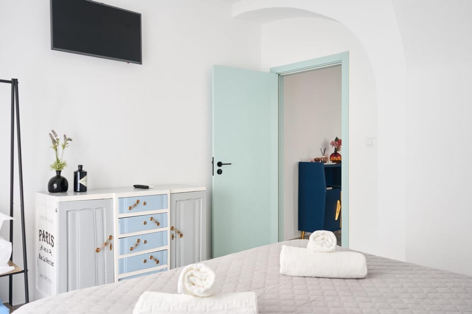 Bed, TV and multimedia, Bedroom