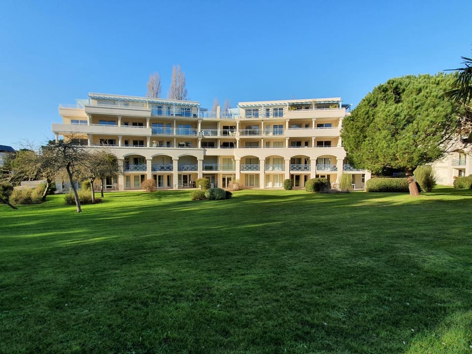 Appartement avec grande terrasse dans un magnifique parc à 5 minutes de la plage Apartment in Pornichet