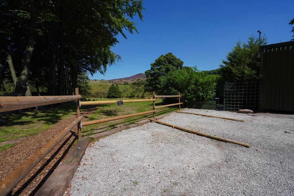 Lavender Retreat Shepherds Hut with private hot tub Country House in Staffordshire Moorlands District