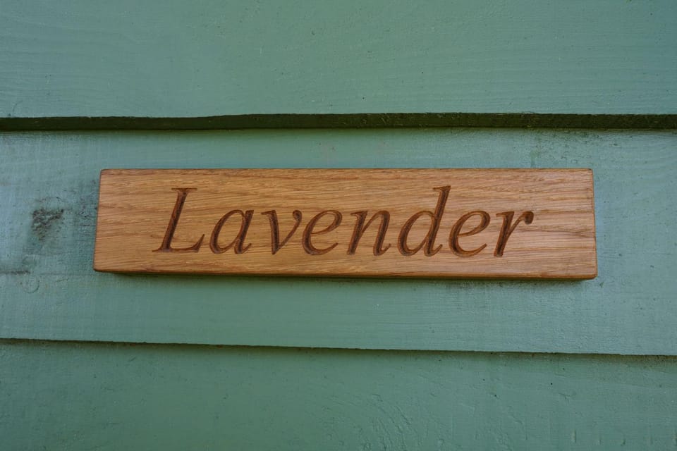 Lavender Retreat Shepherds Hut with private hot tub Country House in Staffordshire Moorlands District