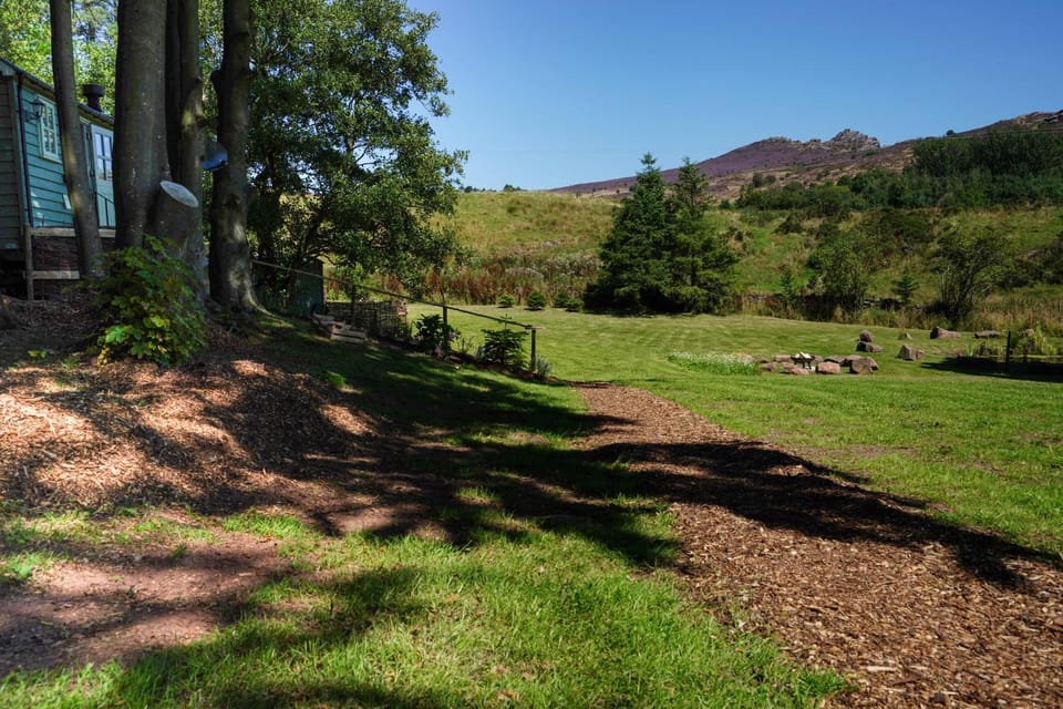 Lavender Retreat Shepherds Hut with private hot tub Country House in Staffordshire Moorlands District