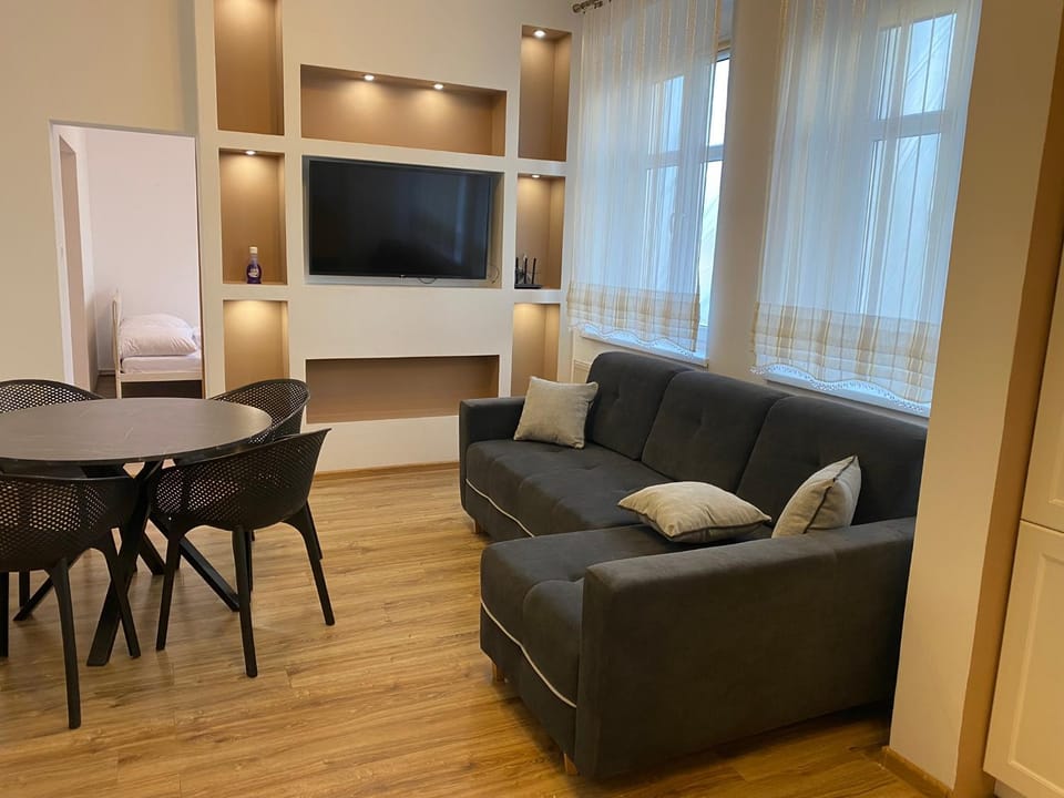 TV and multimedia, Living room, Dining area