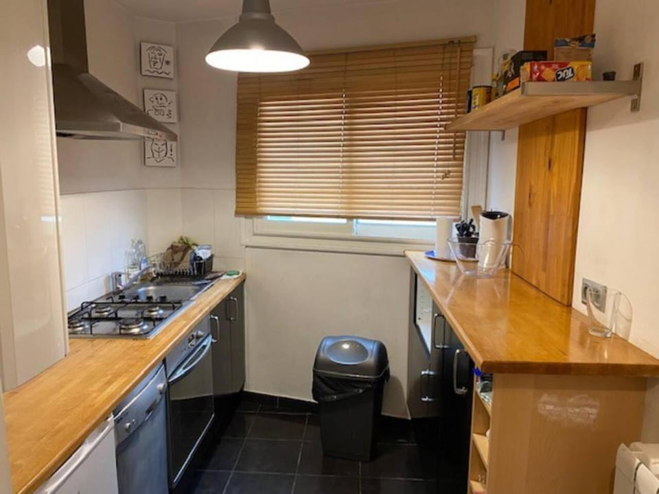 Photo of the whole room, kitchen