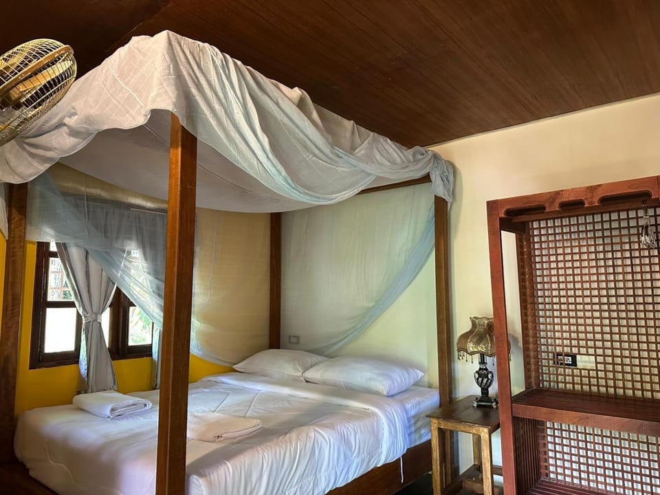 Bambu Huts Resort in Ban Tai