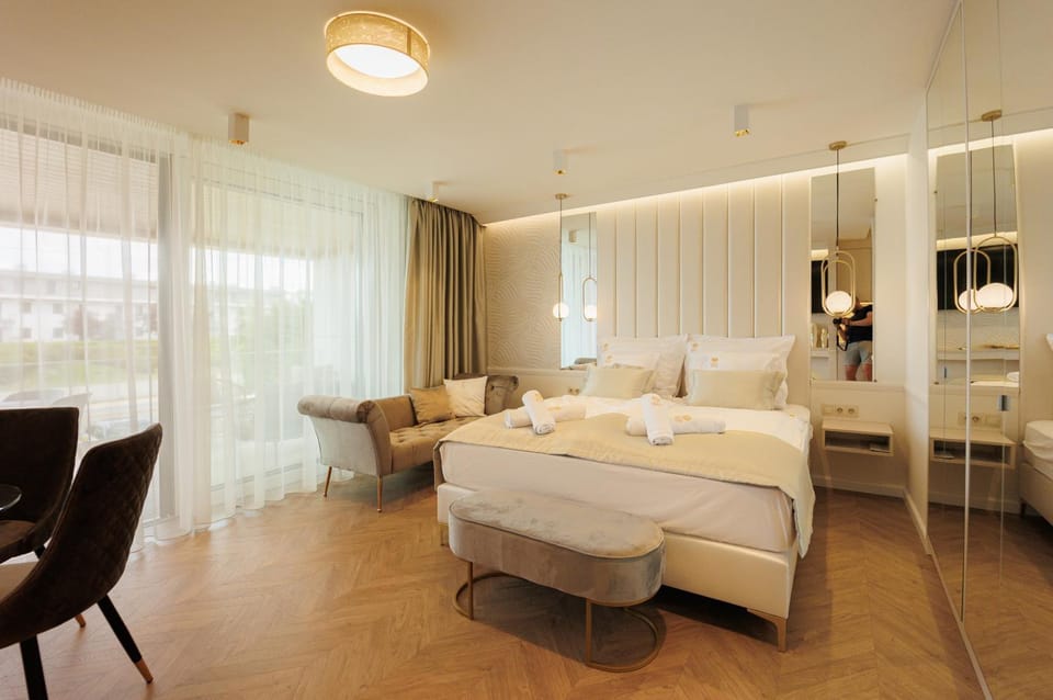 Bed, Living room