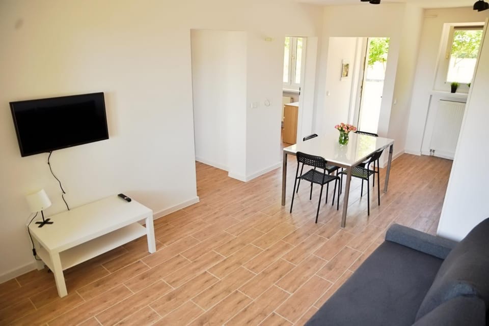 Communal lounge/ TV room, TV and multimedia, Living room, Seating area, Dining area