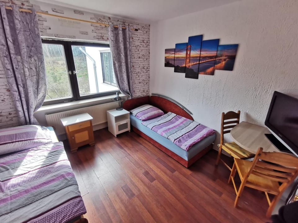 Bed, TV and multimedia, Photo of the whole room, Seating area, Bedroom