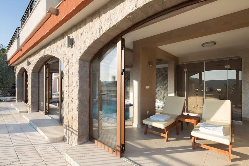 Facade/entrance, Balcony/Terrace, Swimming pool