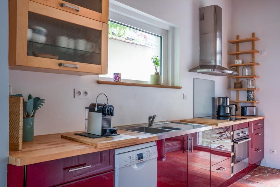 Coffee/tea facilities, Kitchen or kitchenette, dishwasher, stove, toaster