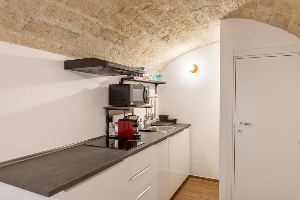 Coffee/tea facilities, Kitchen or kitchenette, oven, stove