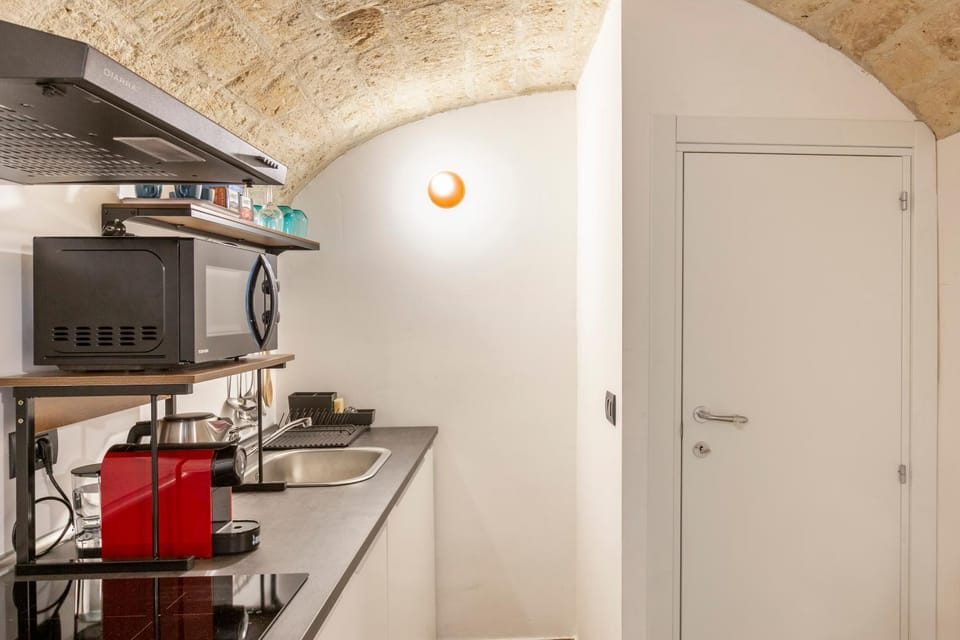 Coffee/tea facilities, Kitchen or kitchenette, oven, stove