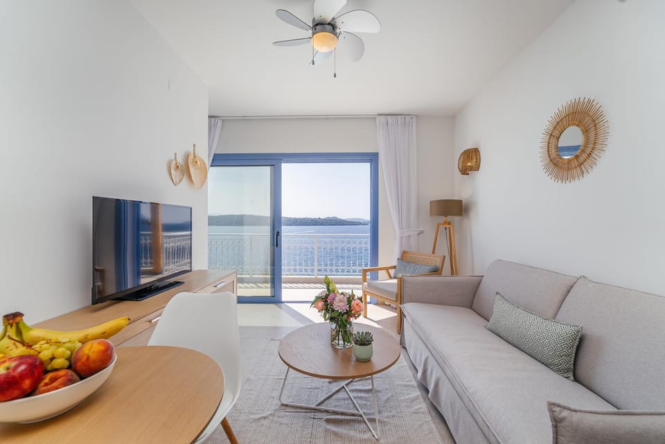 Living room, Dining area, Sea view