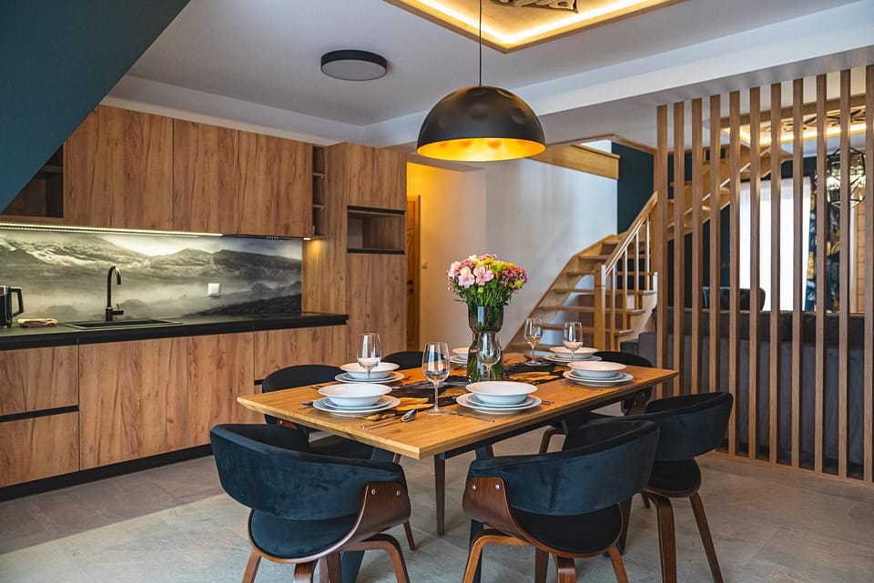 Kitchen or kitchenette, Dining area