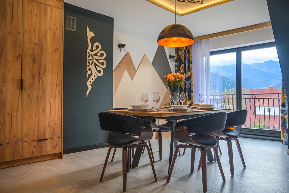 Dining area, Mountain view
