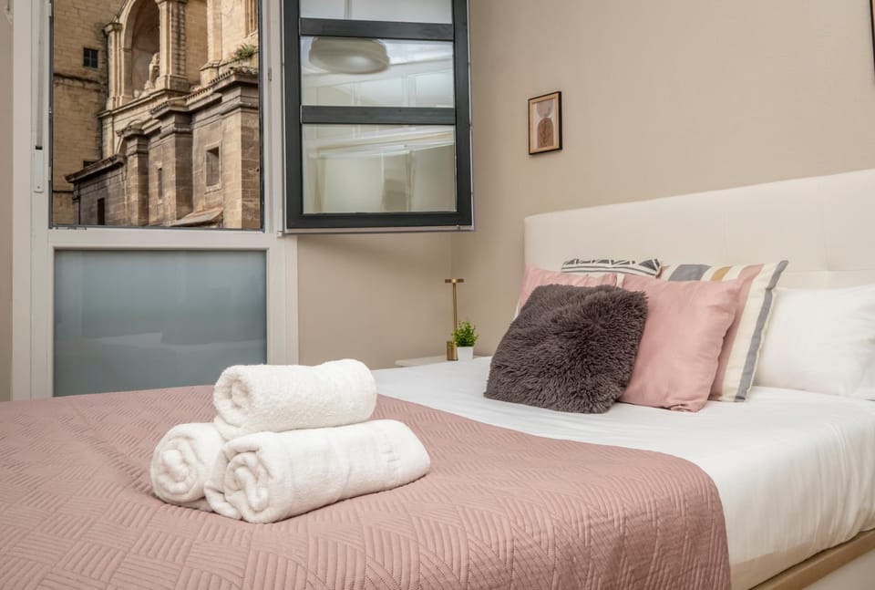 Bed, Bedroom, towels