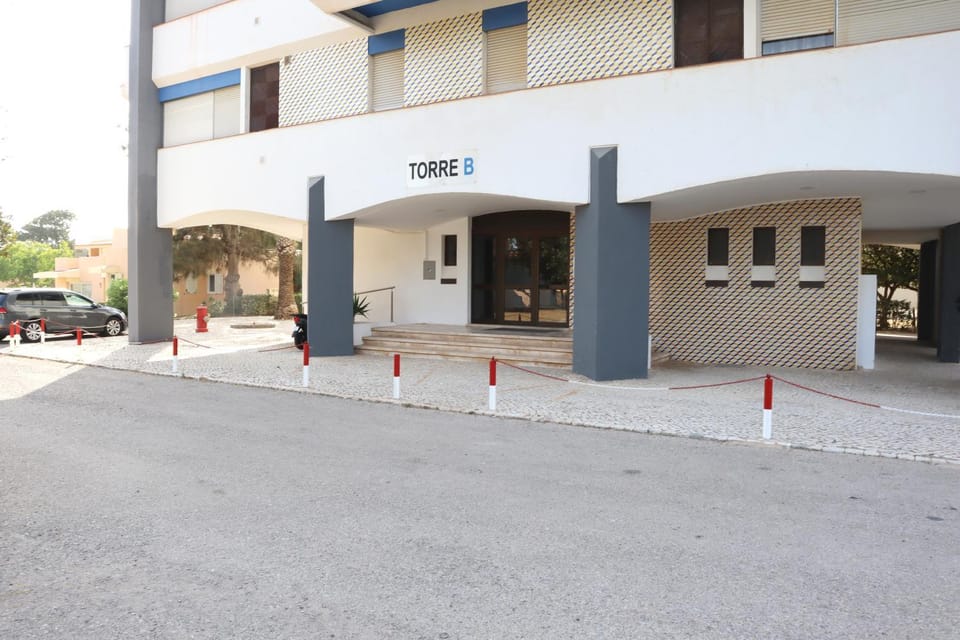 Property building, Staff, Facade/entrance, Guests, children, young children, older children, Family