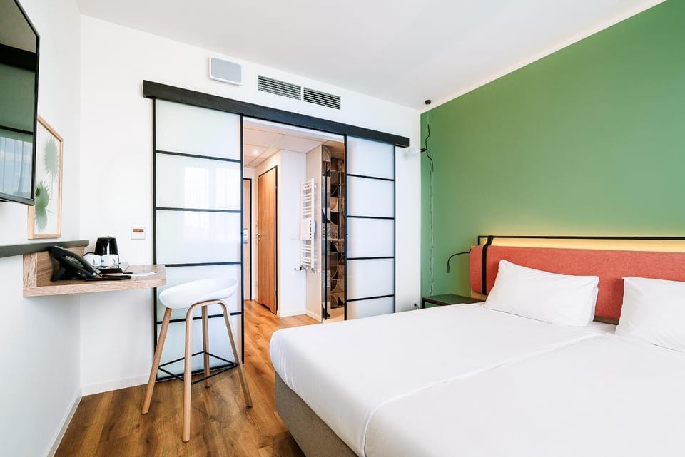 Bed, Photo of the whole room